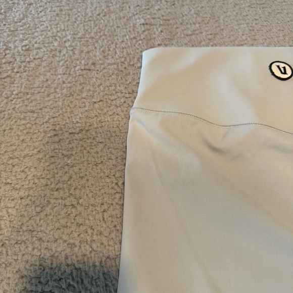 VUORI Chilled Out Performance Leggings Color: Chalk Blue Size Large VW4028 - Picture 9 of 12